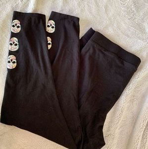 Black leggings with design